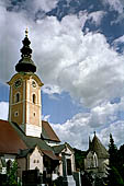 Austria, Carinzia.In bici da Feldkirken al lago di Ossiach. Il centro di Feldkirken con la chiesa di 'Maria in Dorm'. 