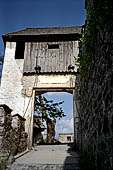 Austria, Carinzia. In bici da S. Veit al Castello di Hochosterwitz. La rocca di Osterwitz. Bruckentor.