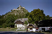 Austria, Carinzia. In bici da S. Veit al Castello di Hochosterwitz. La rocca di Osterwitz. Le costruzioni ai piedi della rocca probabnilmente anch'esse dello stesso periodo in cui la rocca fu costruita. 