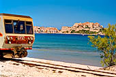 Calvi, la ferrovia per Bastia corre lungo la spiaggia