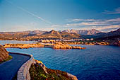 Ile Rousse - Vista della cittadina al tramonto circondata dalle montagne dell'interno.