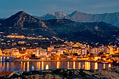 Ile Rousse - Vista della cittadina al tramonto circondata dalle montagne dell'interno. 