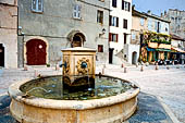 Saint Florent, Piazza Doria con la sua fontana a 'rane' 