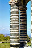 La chiesa di San Michele a Murato, le colonne del campanile a portico.