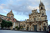 Acireale,  facciata della basilica dei Santi Pietro e Paolo e la cupola del Duomo 