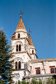 Acireale, il duomo con le cuspidi a cono rivestite di ceramiche policrome 