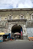 Catania - porta della pescheria da via Dusmet 