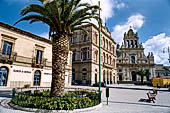 La piazza principale di Grammichele, a pianta esagonale, con il Palazzo del Comune e il Duomo 