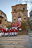 I riti della settimana santa, confrati del Sacro Cuore di Gesù escono dalla chiesa di S. Cataldo. 