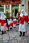 I riti della settimana santa, confrati della Compagnia della Passione portano su dei vassoi i 'misteri' simboli del martirio di Cristo. 