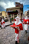 I riti della settimana santa, confrati della Compagnia della Passione portano su dei vassoi i 'misteri' simboli del martirio di Cristo. 