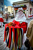 I riti della settimana santa, confrati della Compagnia della Passione, su uno  dei vassoi dei 'misteri' un gallo dalla cresta a corona adornato con nastri dei colori delle confraternite. 