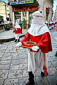 I riti della settimana santa, confrati della Compagnia della Passione portano su dei vassoi i 'misteri' simboli del martirio di Cristo. 