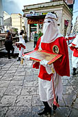 I riti della settimana santa, confrati della Compagnia della Passione portano su dei vassoi i 'misteri' simboli del martirio di Cristo. 