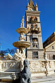 Messina - La fontana di Orione (XVI sec.) con sullo sfondo il campanile del Duomo con le sue statue