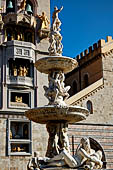 Messina - La fontana di Orione (XVI sec.) con sullo sfondo il campanile del Duomo con le sue statue