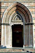 Messina - Il Duomo, portale laterale in stile gotico.