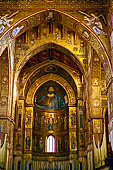 Monreale Cattedrale di Santa Maria Nuova. Veduta della navata verso laltare maggiore.