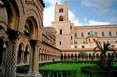 Monreale Cattedrale di Santa Maria Nuova. Il grande chiostro e una delle torri della facciata. 