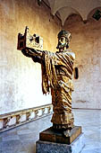 Monreale Cattedrale di Santa Maria Nuova. Statua di re Guglielmo II nel portico settentrionale 