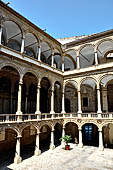 Palermo - Palazzo dei Normanni, Cappella Palatina: il loggiato aperto sul cortile Maqueda. 