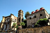 Palermo - Chiesa si S. Maria dell'Ammiraglio o della Martorana, a destra la chiesa di San Cataldo. 