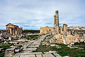 Dougga, la strada romana tra il foro e il tempio della concordia, in fondo la moschea costruita sul tempio della fortuna. 