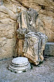 Dougga, statua acefala. 