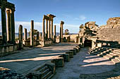 Dougga, il teatro. Le colonne corinzie della scena. 