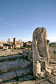 Dougga, statua acefala nella piazza dei venti. 