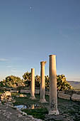 Dougga, Terme di Ain Doura, le latrine. Segnano l'ingresso al sito archeologico provenendo da Nouvelle Dougga. 