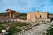 Dougga, il Capitolium e la vecchia moschea costruita sul tempio della fortuna. 