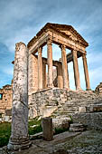 Dougga, il Capitolium visto tra le colonne del foro. 