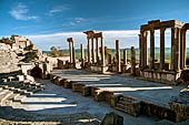 Dougga, il teatro. Le colonne corinzie della scena. 