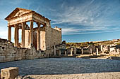 Dougga, il piazza dei venti col Capitolium e i resti del tempio di Mercurio. 