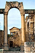 Dougga, il Capitolium visto dalle Terme di Licinio. 