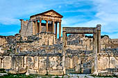 Dougga, il portale Dar el Acheb, non si conosce la funzione originaria del suo cortile. 