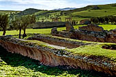 Dougga, cisterne di Ain El-Hammam, il tempio di Caelestis sullo sfondo. 