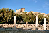 Dougga, il Capitolium si erge sulle antiche rovine della citt romana. 