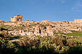 Dougga, il Capitolium si erge sulle antiche rovine della citt romana. 