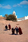 Matmata, di ritorno dalla moschea. 