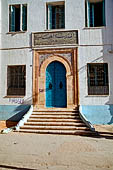 Sfax, piazza della Kasbah. Porta maiolicata incorniciata nella tipica pietra rosa. 