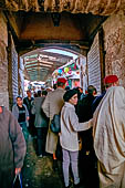 Sfax, la medina. Attraversiamo Bab Jebli per il mercato della frutta. 