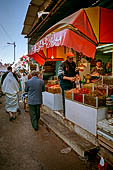 Sfax, il mercato della frutta fuori da Bab Jebli. 