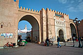 Sfax, Bab Diwan. I due ingressi veicoari con la porta di Francia al centro. 