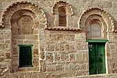 Sfax, la Grande Moschea. Dettaglio delle nicche e finestre del muro orientale. 