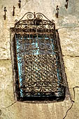 Sfax, la medina. Caratteristica  finestra in ferro battuto a spirali.