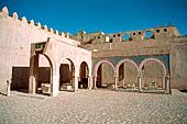 Sfax, la kasbah. La ricostruzione di una galleria porticata nel cortile interno. 