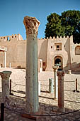 Sfax, la kasbah. Antiche colonne romane poste nel cortile. 