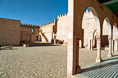 Sfax, la kasbah. La ricostruzione di una galleria porticata nel cortile interno. 